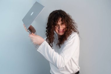 Resmi giysiler içindeki stresli iş kadını, bilgisayar, modern ofis hayatı ve iş yerinde zihinsel sağlık sorunları üzerinde çalışıyor..