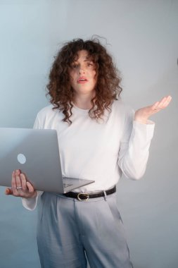 Stres ve sorumluluklardan bunalan iş kadınlarında yangınlar ara verip kendine dikkat etmeyi ve iyileşmeye odaklanmayı hatırlatıyor.