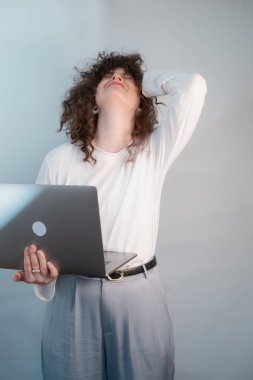 Modern kariyer zorlukları ile boğuşan kadınlar endişeli ve işle ilgili stres ve baskıyla mücadele ediyorlar.