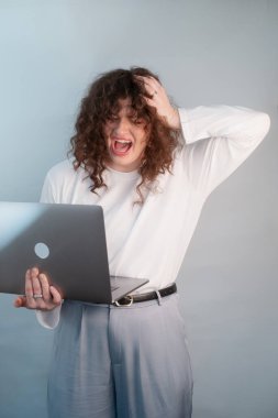 Aşırı iş yükü ve sürekli stres altında olan kadın, yüz ifadesi ve duruşuyla duygusal yorgunluk belirtileri gösteriyor.