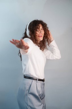 Müzik terapi olarak: kadın bunu stresi azaltmak ve duygusal refahı arttırmak için kullanır..