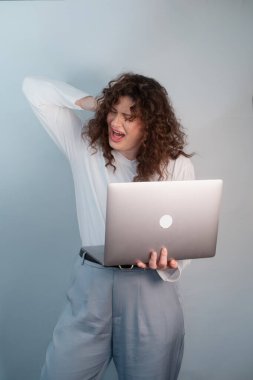 Kadın iş yerinde çoklu görev ve stres ile mücadele ediyor. Sınırlar koymayı öğrenmek refah için gereklidir..