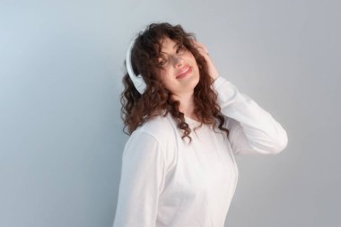 Kadın zihnini boşaltır, kulaklıkla müzik eşliğinde dans eder..