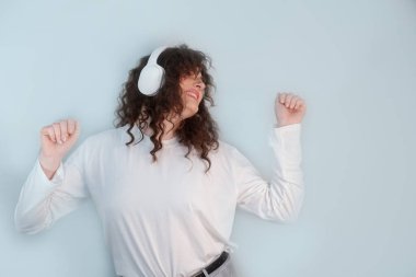 Müzik ve hareketle, kadın hayattaki ahenk ve dengeyi yeniden kurar, her adımda mutluluğu hisseder..