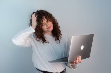 İşten kaynaklanan duygusal stres, önceliklerin ve dinlenme alışkanlıklarının yeniden değerlendirilmesi gerektiğinin göstergesidir..