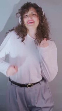 Kadın zihnini rahatlatır ve kulaklıkla müzik eşliğinde dans eder. Yüksek kalite 4k görüntü