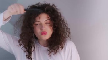 Detaylardaki güzellik: kıvırcık saç, nazik bakım, gülümseme ve saç büyümesi için kafa masajı. Yüksek kalite 4k görüntü