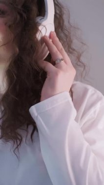 Müzik ve hareketle, kadın hayattaki ahenk ve dengeyi yeniden kurar, her adımda mutluluğu hisseder. Yüksek kalite 4k görüntü