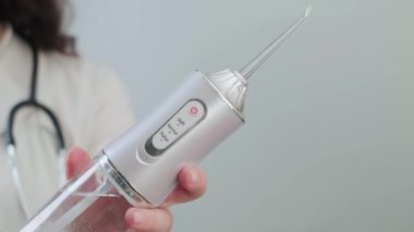 Kadın ortodontist, diş bakımı ve diş bakımı rutinindeki rolünü açıklayan bir ağız sulandırıcı gösteriyor. Yüksek kalite 4k görüntü