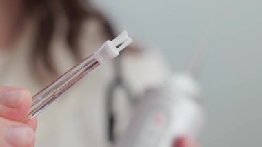 Ortodontist, ağız yıkama makinesinin ipuçlarını seçmekten, günde iki kez sağlıklı ağız hijyeni için nasıl kullanılacağını açıklıyor. Yüksek kalite 4k görüntü