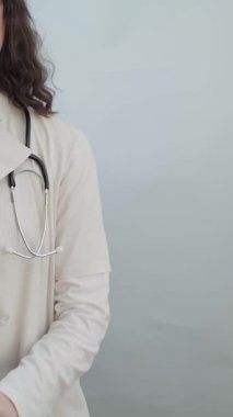 Diş hekimi, diş temizleyicinin diş temizliği için dişler arasındaki ulaşılması zor alanların temizlenmesine nasıl yardımcı olduğunu açıklıyor. Yüksek kalite 4k görüntü