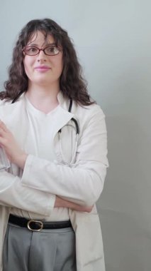 Kadın diş hekimi günlük diş bakımı konusunda tavsiyelerini ağız temizliği için sulayıcı kullanarak paylaşır. Yüksek kalite 4k görüntü