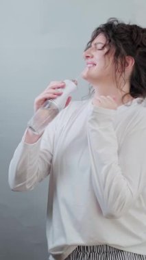 Sulama makinesi, sabah rutininin en iyi arkadaşıdır. Kadın diş temizlemeyi eğlenceli ve aynı zamanda etkili yapmayı öğretir. Yüksek kalite 4k görüntü