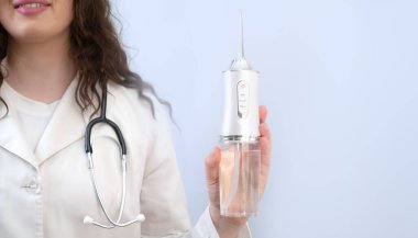 Diş hekimi günlük bakım ve oral sağlık sorunlarının önlenmesi için bir sulama aracı kullanılmasını öneriyor.