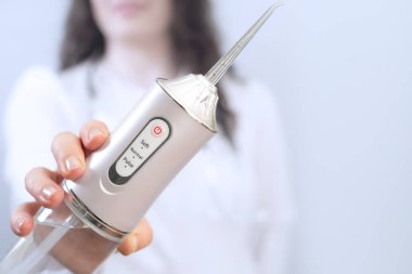 Elektrikli sulayıcı, profesyonellerin seçimi: dişçi ağız sağlığı için nasıl etkili kullanılacağı konusunda ipuçları paylaşıyor.