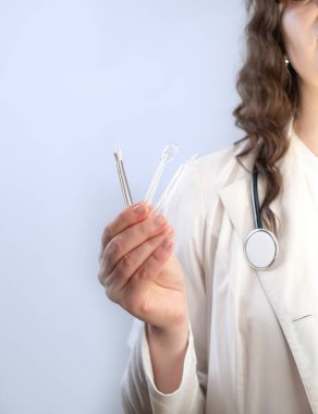 Modern diş teknolojisi: ortodontist su temizleyicisinin diş temizliğini nasıl sağladığını gösteriyor.