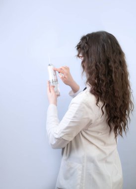 Ortodontist, plaketi çıkarmak ve temiz nefes almak için düzenli olarak su temizleyicisi kullanılmasını tavsiye ediyor..