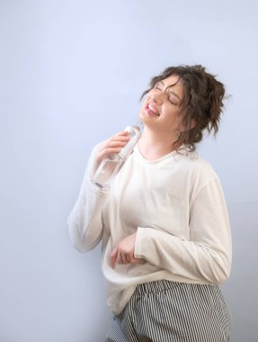 Güne nasıl başlarsın: kadın diş ipi ile diş bakımı yapar sağlıklı dişler ve taze nefes için..