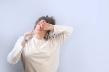 Kadın güne diş ipi kullanarak başlıyor. Plağı çıkarmak, ağız sağlığı ve taze nefesi korumak için.