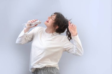 Sabah ağız bakımı rutini: kadın diş ipi kullanır, diş hijyeni ve tazeliği için sağlıklı bir alışkanlık..