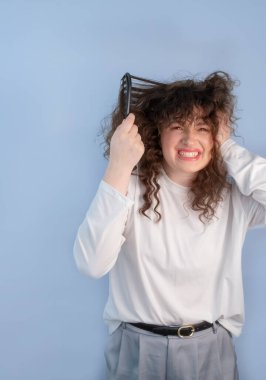 Sabah bukleleri aynı anda hem komik hem de acı vericidir. Bir kadın düğümlerle boğuşur ve kıvırcık saçlarını evcilleştirmeye çalışır.