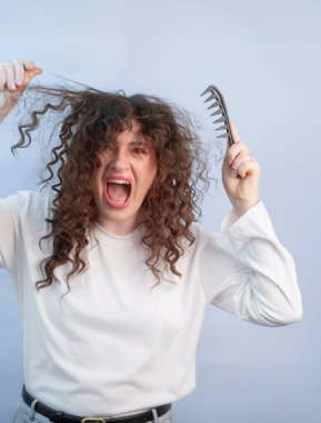 Kıvırcık saçlar evde ya da kuaförde saç tararken ve tararken acı verici bir rahatsızlığa neden olur..