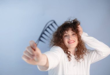 Işıl ışıl bir gülümseme ve parlak bukleler: Kadın saçlarına sevgiyle ve dikkatle bakar, doğal güzelliğini artırır..