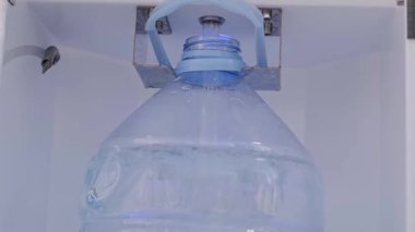 Yeniden kullanılabilir bir şişeyi, sürdürülebilir tüketim ve modern kentsel yaşam tarzından arındırılmış suyla doldurmak. Yüksek kalite 4k görüntü