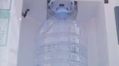 Saflaştırılmış suyun yeniden kullanılabilir bir konteynıra, self servis eko-dostane ve maliyetli etkili çözeltiden akışını kapatın. Yüksek kalite 4k görüntü