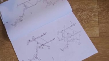 Ev işlerinde ve tamirat işlerinde bağımsızlık ve verimlilik gösteren aletlerle çalışan bir tamirci. Yüksek kalite 4k görüntü