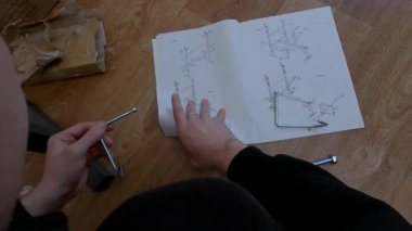 Uzman bir uzman tarafından evdeki mobilya montajı uzman becerileri ile rahat ve işlevsel bir yaşam alanı yaratıyor. Yüksek kalite 4k görüntü