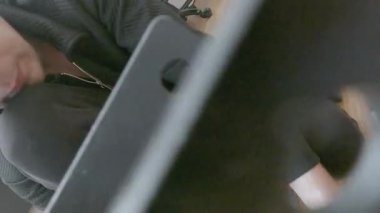 Profesyonel mobilya montaj hizmeti sunan deneyimli bir zanaatkar ev ortamında mobilya topluyor. Yüksek kalite 4k görüntü