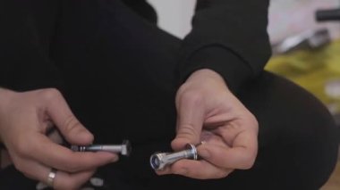 Evdeki mobilyaları monte eden adam ev işlerini kendi başına çözerek işlevsel ve düzenli bir yaşam alanı yaratıyor. Yüksek kalite 4k görüntü
