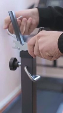 Oturma odasında mobilya monte eden bir adam kendi elleriyle rahatlık yaratmanın ne kadar kolay ve elverişli olduğunu gösteriyor. Yüksek kalite 4k görüntü