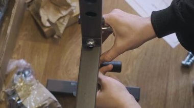 Adam, konforlu yaşam alanı için DIY ev geliştirme ve elle çalışma talimatları üzerine eve yeni mobilya kuruyor. Yüksek kalite 4k görüntü