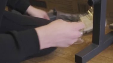 Profesyonel yardım almadan ev onarımı ve DIY mobilya montajı bağımsız olarak işlevsel ve rahat bir yaşam alanı yaratıyor. Yüksek kalite 4k görüntü