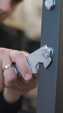 Mobilya tamiri uzmanı evde yeni bir gardırop hazırlıyor. Yüksek kalite 4k görüntü