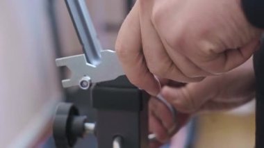 Rahat bir ortamda uygun ve etkili egzersizler için evde egzersiz makinesi kuran bir adam. Yüksek kalite 4k görüntü