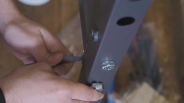 Ev kullanımı için spor aletleri monte etmek günlük egzersiz ve sağlıklı yaşam tarzı için rahat bir çalışma alanı yaratmak. Yüksek kalite 4k görüntü