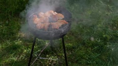 Yaz akşamında, açık ateşte ızgara ızgara ızgara ızgara ızgara ızgara ızgara ızgara ızgara ızgara ızgara ızgara kömür üzerinde. Yüksek kalite 4k görüntü