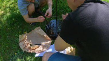 Doğada lezzetli ve güvenli biftekler pişirmek için mini ızgaralar yapan çevre dostu bir eğlence. Yüksek kalite 4k görüntü