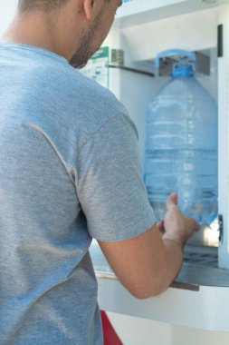 Sürdürülebilir yaşam tarzı adamı temiz içme suyunu kendi konteynırından seçer. Çevre dostu alışkanlıkları teşvik eder.