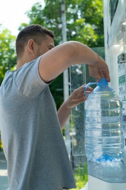 Doğa adamına zarar vermeden temiz su yeniden kullanılabilir şişeyi doldurur sürdürülebilirliği ve çevre dostu günlük alışkanlıkları teşvik eder.