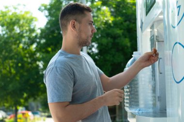 İnsan filtrelenmiş suyu ve minimalizmi seçer. Kaliteli yaşam tarzını benimser ve kentsel çevrede sürdürülebilir günlük alışkanlıkları benimser.