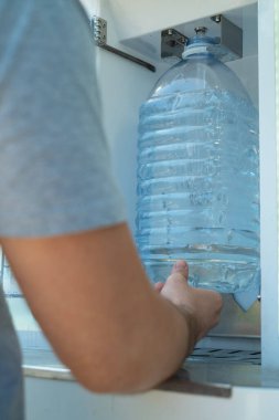 Günlük rutin insan konteynırı temiz suyla doldurur sağlıklı yaşam tarzını ve sürdürülebilir yaşam alışkanlıklarını teşvik eder.