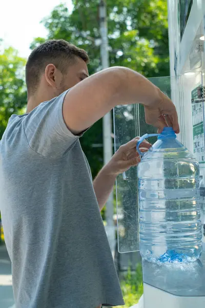Doğa adamına zarar vermeden temiz su yeniden kullanılabilir şişeyi doldurur sürdürülebilirliği ve çevre dostu günlük alışkanlıkları teşvik eder.