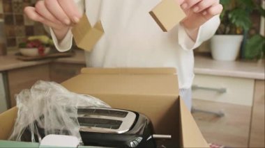 Ekmek kızartma makinesini açan kadın kahvaltı hazırlıklarını hızlandırmak için modern teknolojiyi kullanıyor. Yüksek kalite 4k görüntü