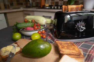 Tost makinesinde kızartılmış ekmek pişirme hatası komik ya da stresli yemek hazırlama konsepti yanlış gitti.