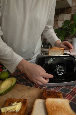Mutfakta sabah ışığı, güne yeni bir başlangıç yapmak için tost makinesini açar..