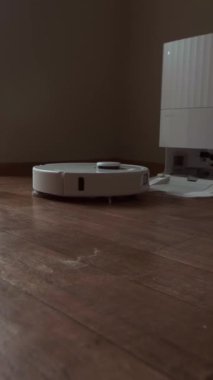 Akıllı ev temizleme robotu, temiz ve rahat bir yaşam alanı için yerleri kendi başına temizler. Yüksek kalite 4k görüntü